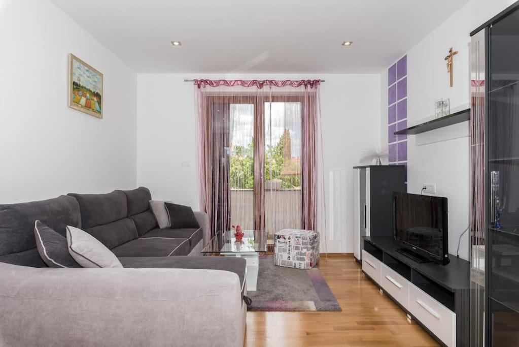 One Bedroom Apartment Kristina Labin  Εξωτερικό φωτογραφία